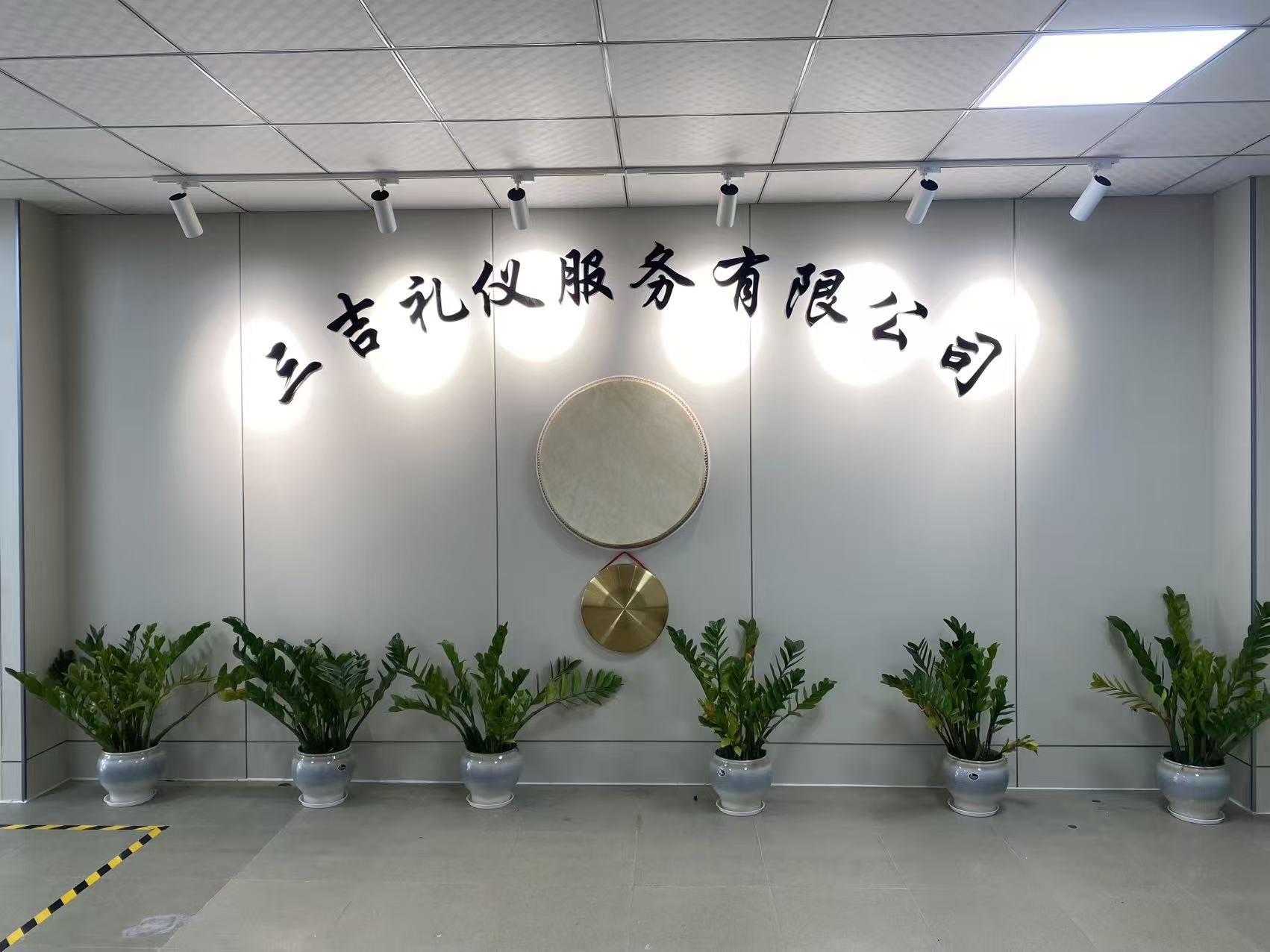 人民网评：规范殡葬服务，守护生命尊严